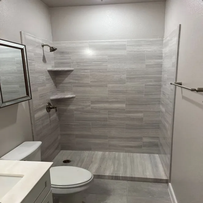 La familia Fishpaw se ha instalado una nueva ducha a ras de suelo de DaBella en color «Veincut Gray».
