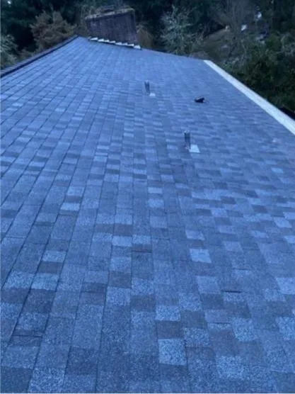 DaBella ha finalizado los trabajos en Lakewood, WA. La vivienda de la familia Lynn se ha renovado con un nuevo tejado GAF en color Metalmark Gray.