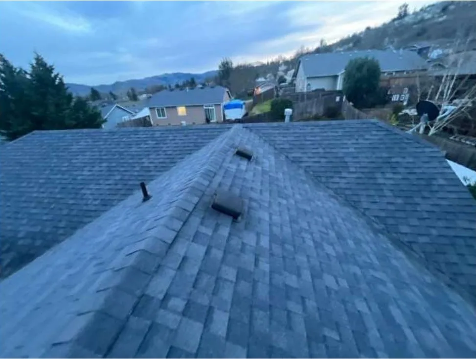 Home in Roseburg Oregon with a brand new GAF roof installed by DaBella in Metalmark Gray