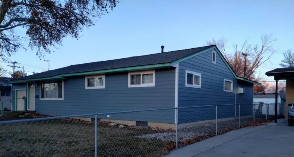 Vivienda en Mountain Home (Idaho) con revestimiento de fibrocemento James Hardie totalmente nuevo en color «Boothbay Blue»