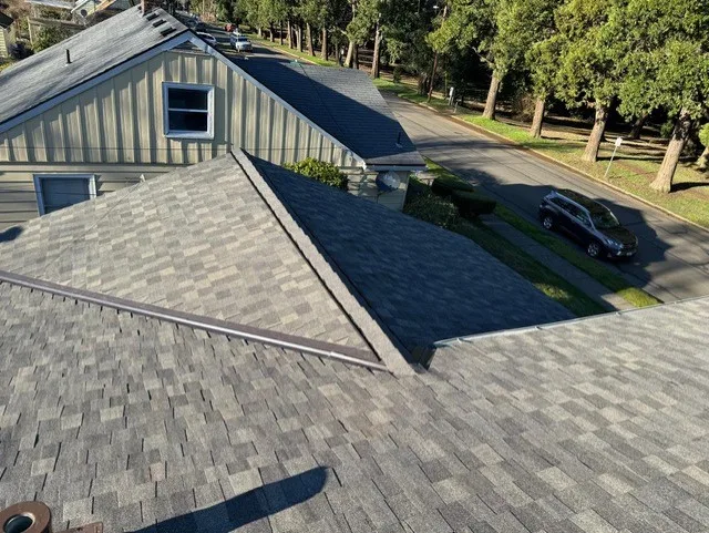 Una vivienda en Portland (Oregón) con un nuevo tejado GAF en color «Meadow Brown», instalado por DaBella