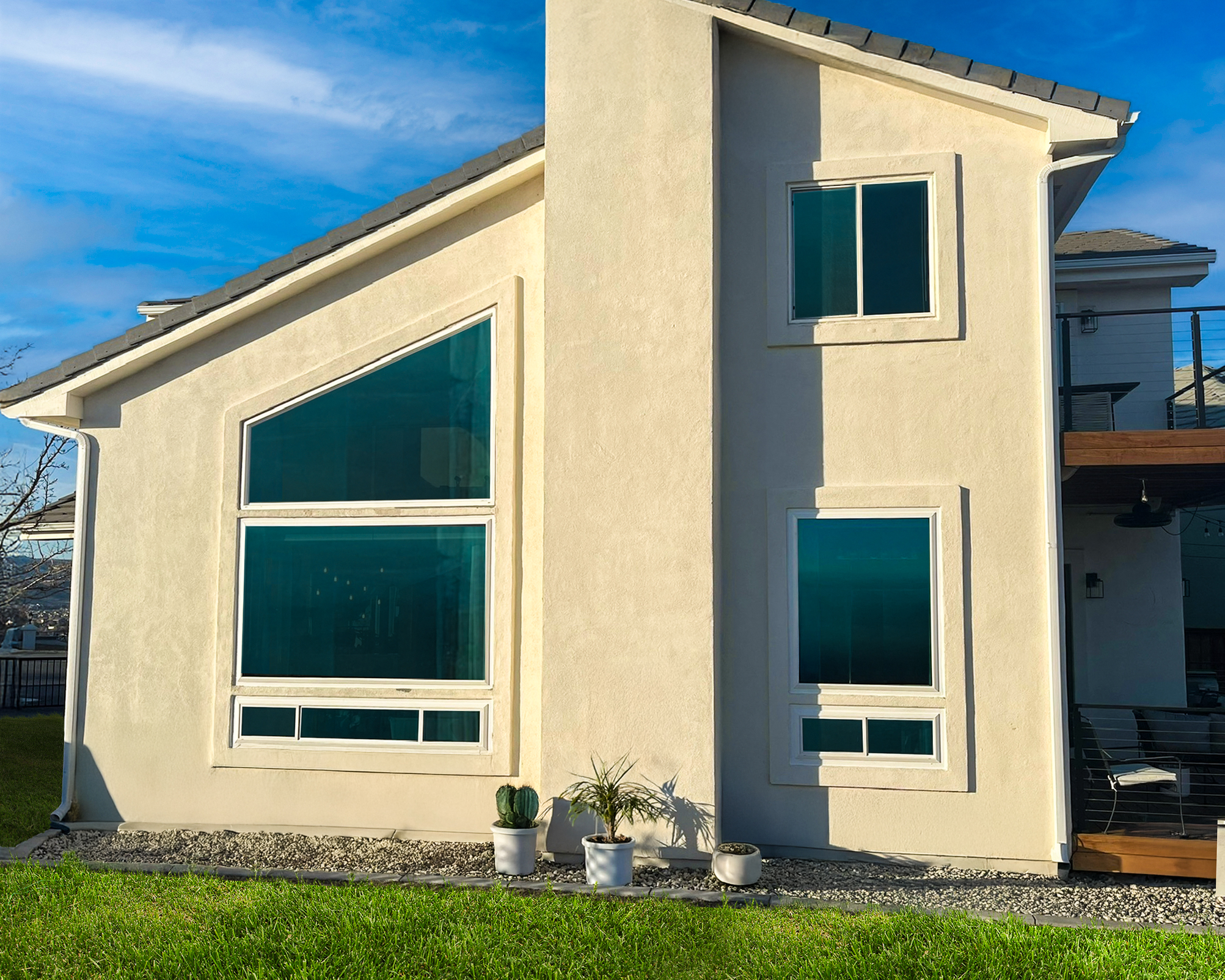Glasswing Vinyl Replacement Windows on a home with stucoo siding