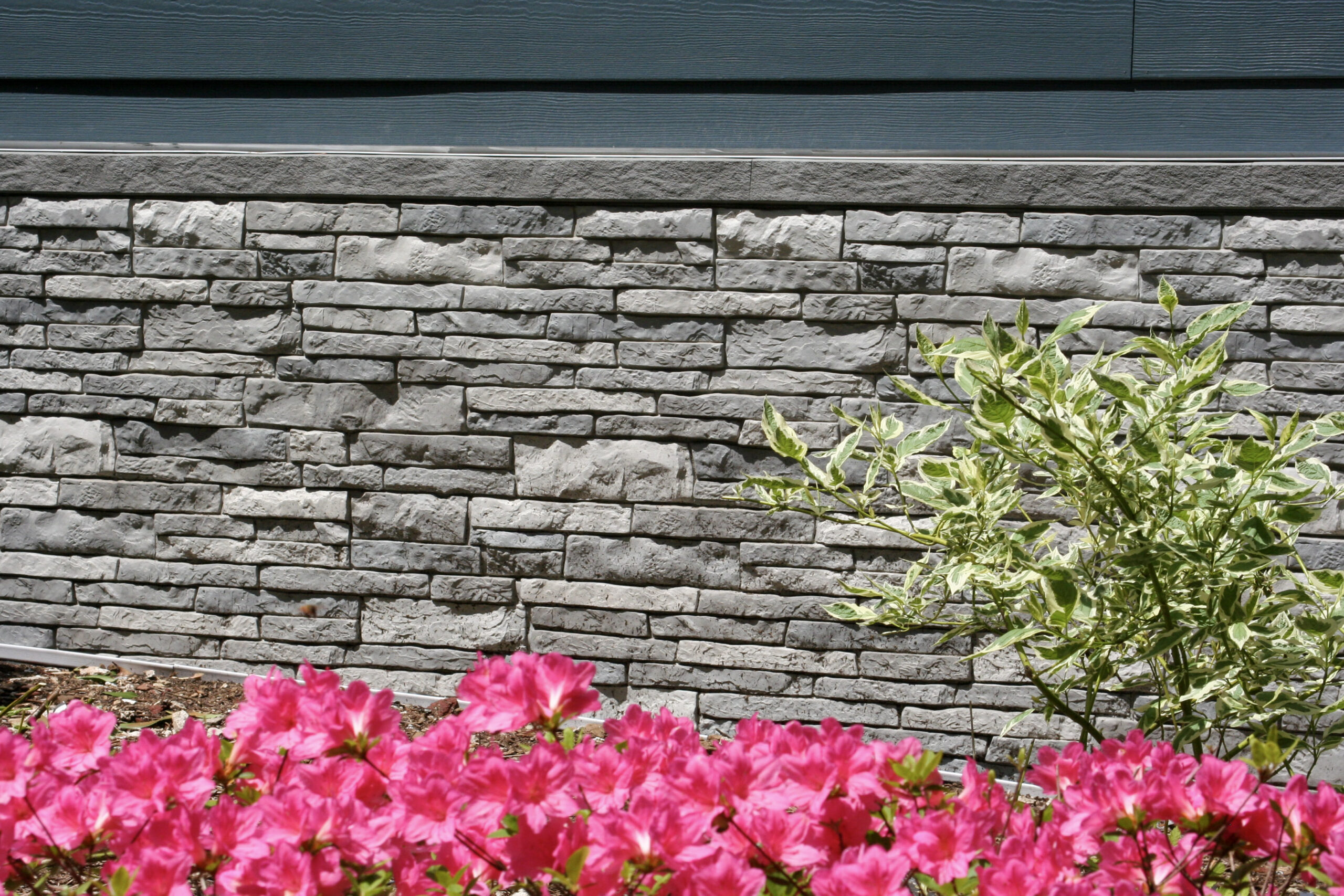 Tando Stone Siding en Glacier Bay con flores delante