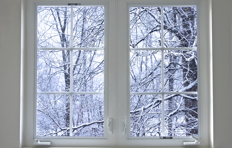 Ventana de una vivienda con el exterior cubierto de nieve.